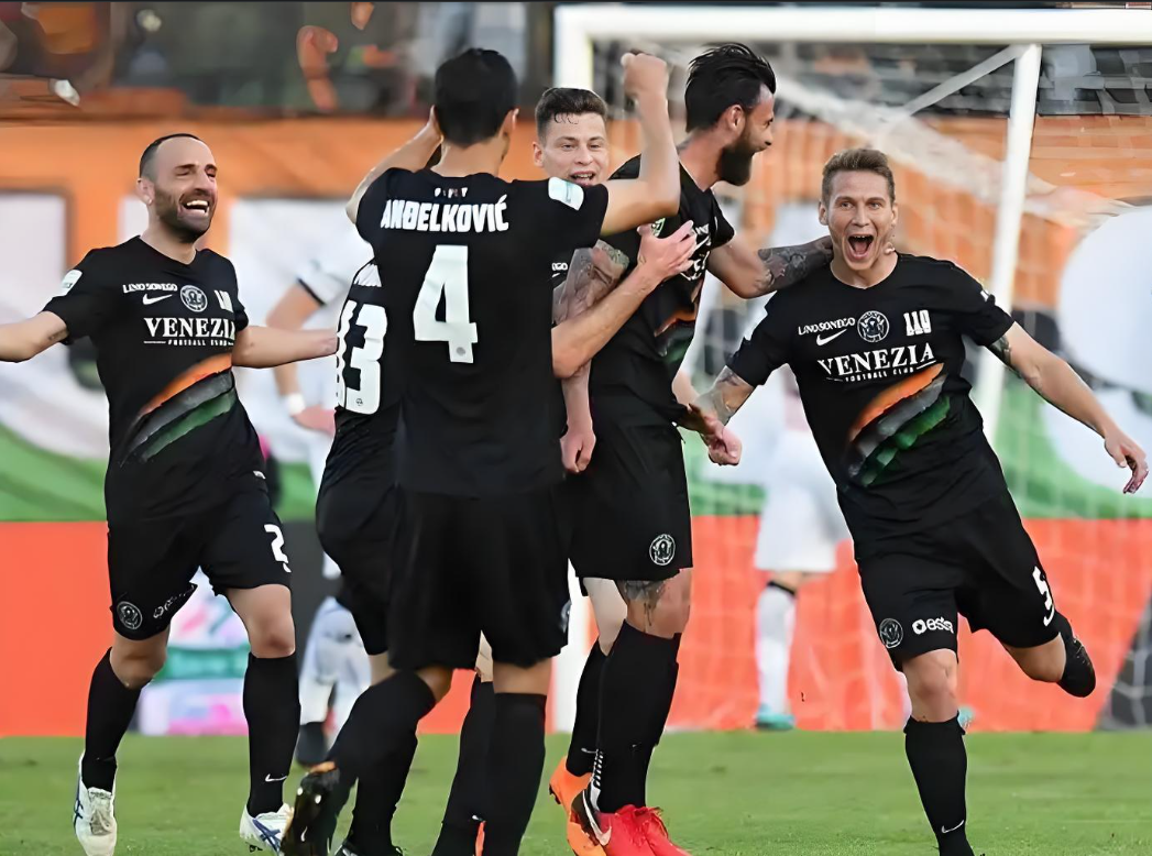 爱游戏网站包含赛地聚焦——意甲今夜热度飙升,达拉斯独行侠调整名单,话题不断,年轻球员得到机会的词条